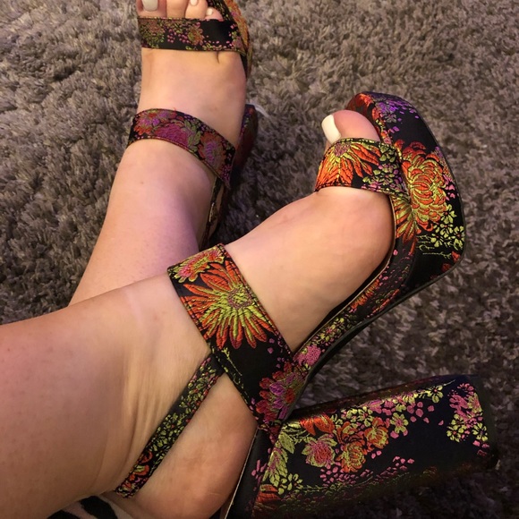 NWOT Qupid Floral Brocade Chunky Platform Heel - Picture 10 of 12